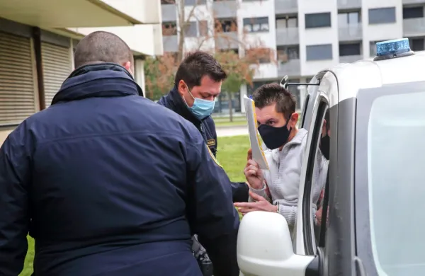 Tim Ulčar je med sojenjem ves čas trdil, da ga je k napadu z nožem 
nagovoril drugi brezdomec. 