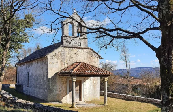 Po  letih propadanja bodo končno nadaljevali  obnovo  cerkve sv. 
Helene v Gradišču pri Divači.