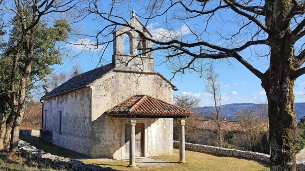 Po  letih propadanja bodo končno nadaljevali  obnovo  cerkve sv. 
Helene v Gradišču pri Divači.