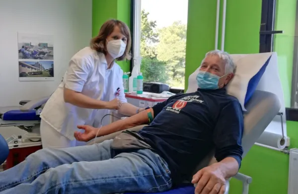 Vojtehu Dovču je  vzela kri diplomirana medicinska sestra Tanja 
Grandič, v preteklosti mu jo je tudi  njena mama Jožica Matjažič, 
ki je vse življenje delala na izolski transfuziji.