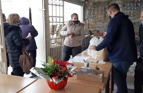 Gostinci so kritični do neživljenjskih pogojev, ki še vedno veljajo v panogi, pa 
čeprav se epidemija umirja in so marsikje preventivne ukrepe že sprostili. 