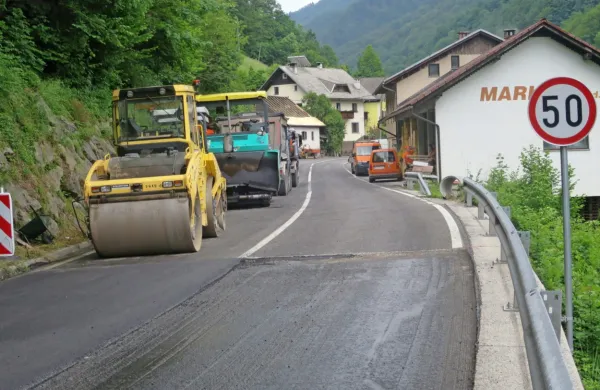 Najslabši del 4. cestne osi med Želinom in Spodnjo Idrijo bodo še dolgo le vzdrževali, denarja za 
posodobitev, ki bi stala med 20 in 30 milijonov evrov, pa še ni v razvojnih programih. 