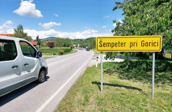  V začetku oktobra leta 2018 so novogoriški policisti na območju  
Šempetra pri Gorici ustavili kombi, ki je prevažal prebežnike.  

