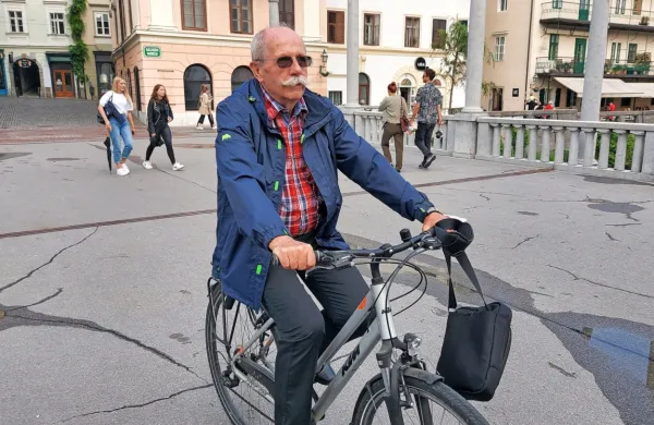 Milan Dekleva  se pogosto zapelje v literaturo in glasbo, tudi    v 
filozofijo, mitologijo, znanost, šport ...