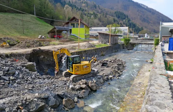 Občina mora stari most porušiti in novega zgraditi do avgusta, 
svetniki so denar za dela na hitro potrdili.