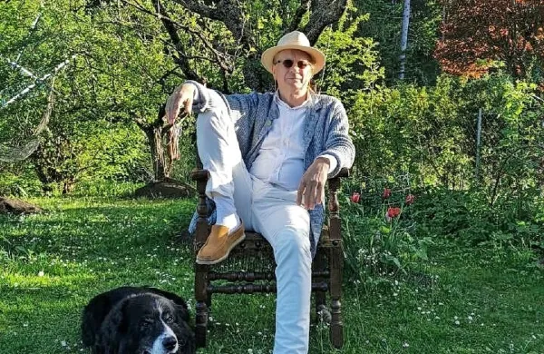 Josef Winkler na fotografiji, ki jo je posnela hči Siri, pozira v slogu 
svojega trenutno najljubšega pisatelja W. Somerseta Maughama. 