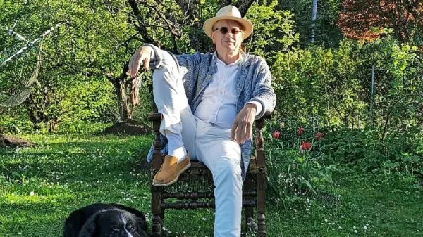 Josef Winkler na fotografiji, ki jo je posnela hči Siri, pozira v slogu 
svojega trenutno najljubšega pisatelja W. Somerseta Maughama. 