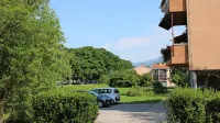 Na zelenici pred bloki bodo po načrtih občine zgradili dva bloka in 
poslovno stanovanjsko stavbo.