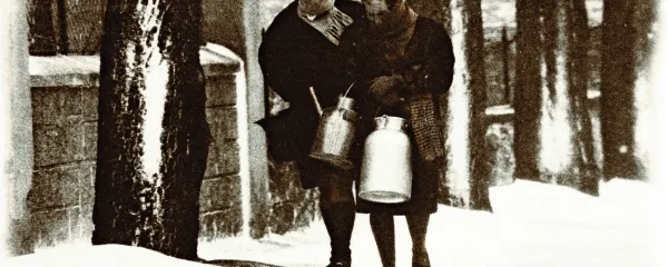 Na pot so šle mlekarice ob vsakem vremenu, niti huda tržaška burja jih ni ustavila. Levo je Magda Možina iz Gropade, desno 
Marija Marc - Froncova iz Bazovice. 