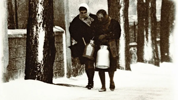 Na pot so šle mlekarice ob vsakem vremenu, niti huda tržaška burja jih ni ustavila. Levo je Magda Možina iz Gropade, desno 
Marija Marc - Froncova iz Bazovice. 