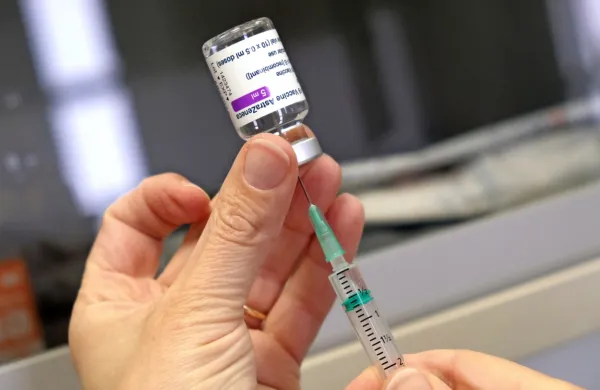 Ema dodala nov stranski učinek pri cepljenju z AstraZeneco