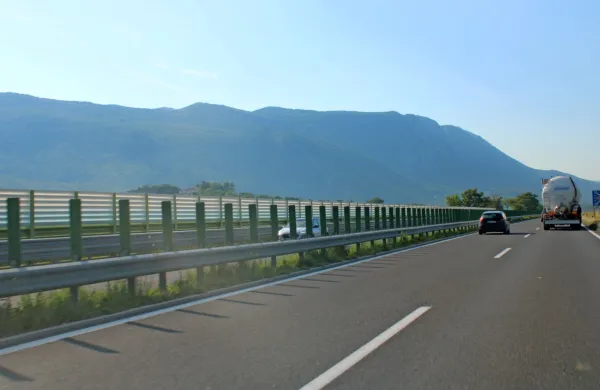 Če bodo obveljale nedavne napovedi Darsa, bodo  protivetrno zaščito na H4 začeli graditi prihodnje leto. 
