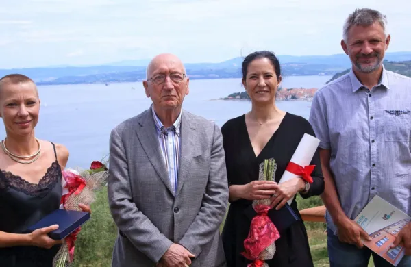 Letošnji prejemniki priznanja ZRS Glasnik znanosti so (z leve): 
Barbara Gornik, Jože Pirjevec, Irina Moira Cavaion in Boštjan