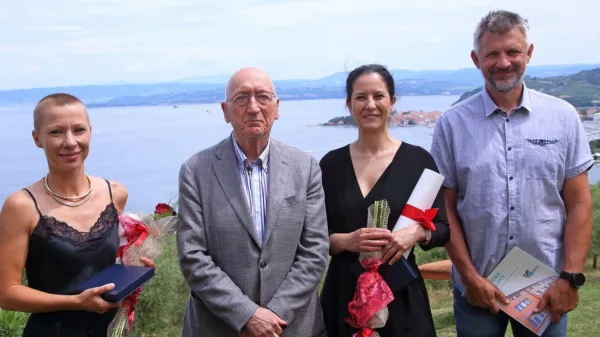 Letošnji prejemniki priznanja ZRS Glasnik znanosti so (z leve): 
Barbara Gornik, Jože Pirjevec, Irina Moira Cavaion in Boštjan