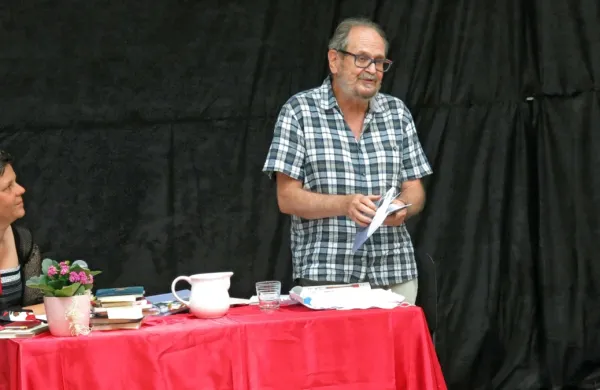 Marko Kravos je v Hiši kulture v Svetem Antonu deževen dan 
razsvetlil z vedro poezijo.