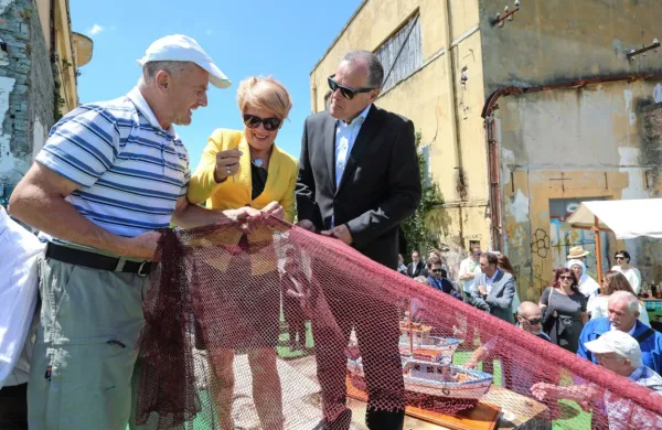 12. junija lani je Pivčeva obiskala Izolo, da bi  z Markočičem (desno) podpisala pismo o nameri za 
ureditev  4,2 milijona evrov vrednega Interaktivnega muzeja ribiške industrije v izolskem Argu.   



  

 