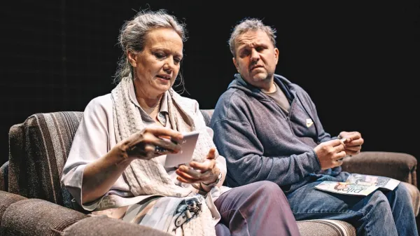  Borštnikov prstan bo prejela Jette Ostan Vejrup, na fotografiji ob soigralcu Lotosu Vincencu Šparovcu 
v predstavi Sedem dni, s katero se je Mestno gledališče ljubljansko uvrstilo v tekmovalni program.   