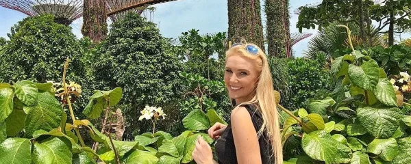 Z družbo Emirates je Nika Mori večinoma letela v vročih krajih. 
Eden od zanimivejših postankov je bil v tropskem parku v 
Singapurju.
