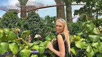 Z družbo Emirates je Nika Mori večinoma letela v vročih krajih. 
Eden od zanimivejših postankov je bil v tropskem parku v 
Singapurju.