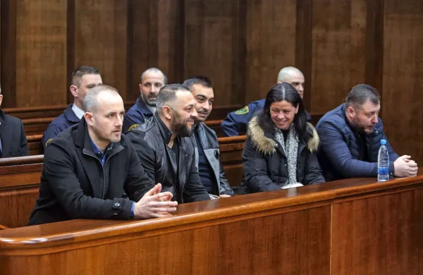 Trije  romunski državljani ne bodo sedli na zatožno klop skupaj z ostalimi obtoženimi v zadevi Marina 
(prvi na   levi  Dejan Šurbek, med njimi pa sodna tolmačka).