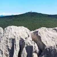 Nanj vodi več označenih planinskih poti, iz Solkana, Brd in Italije.