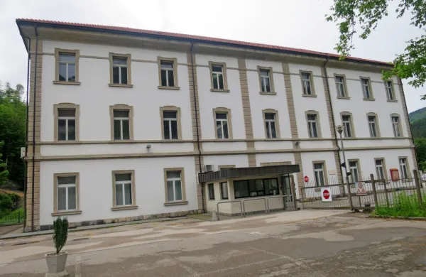 Ogromno, posodobljeno bivšo upravno stavbo Ete je občina kupila 
poceni, žal pa v proračunu nima denarja niti za zakonite naloge, še 
manj za novo zdravstveno postajo.