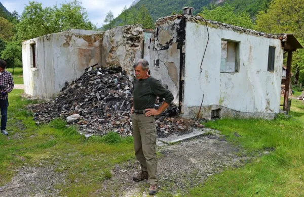 Anton Kravanja sam ne bi zmogel prenoviti pogorele hiše, zato mu 
sokrajani pomagajo.