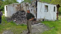 Anton Kravanja sam ne bi zmogel prenoviti pogorele hiše, zato mu 
sokrajani pomagajo.