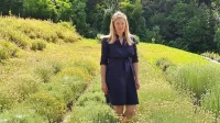 Dunja Bandelj sredi testnega nasada smilja na Purissimi.