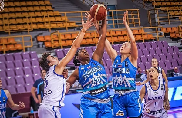 Slovenska reprezentanca (v modrih dresih) si na tokratnem 
prvenstvu stare celine želi med najboljših osem.