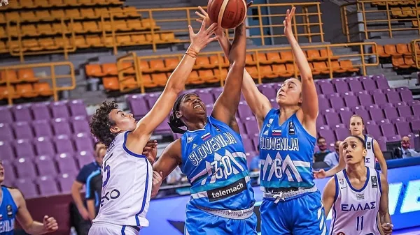 Slovenska reprezentanca (v modrih dresih) si na tokratnem 
prvenstvu stare celine želi med najboljših osem.