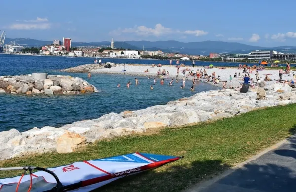 Na dveh mestih na nasipu v Žusterni je dostop v morje varen in 
primeren tudi za otroke, ker so nasuli prodec.