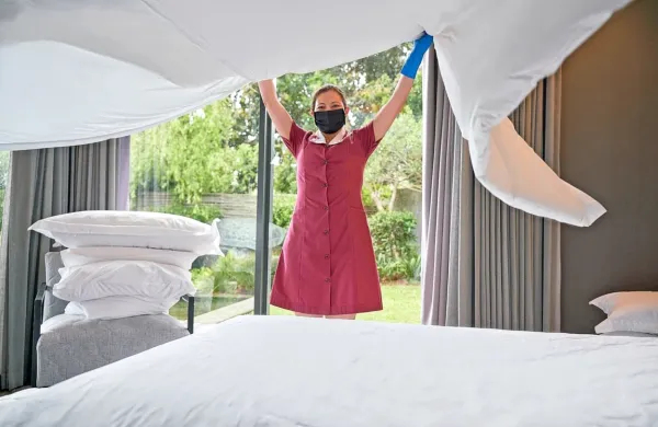 Na veliko iščejo delavce za delo v hotelih in tunelih