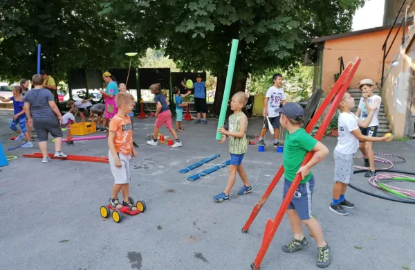 Tako so se otroci zabavali lani na cirkuški delavnici.