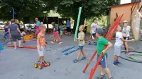 Tako so se otroci zabavali lani na cirkuški delavnici.