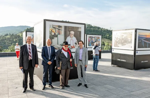 Odprtja razstave so se udeležili (z leve): pivški župan Robert 
Smrdelj, direktor Parka Janko Boštjančič, dr. Evgen Bavčar in 
direktor UKOM Uroš Urbanija.