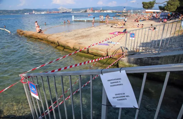 Kopanje na iztoku hudournika je prepovedano, na kar kopalce 
opozarjajo postavljeni znaki.
