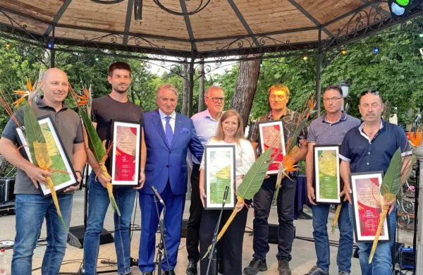 Z leve:  Marko Marancin, Matej Zaro, župan Tolentina Giuseppe 
Pezzanesi, izolski župan Danilo Markočič,  Martina Veršnik, Valter 
Slavec, Zdenko Hrvatin in Dorjano Korenika 

  