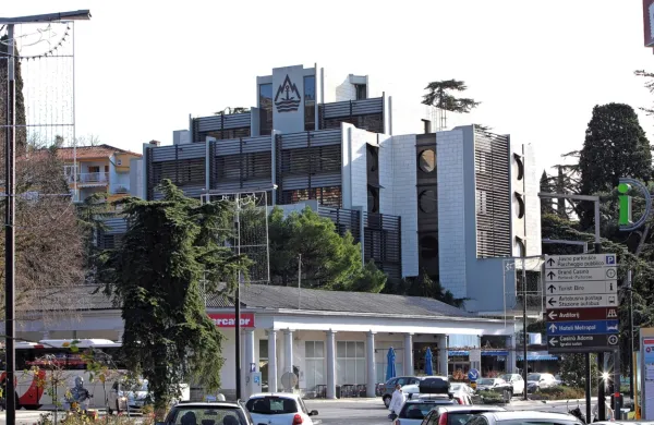 Za stavbo Splošne plovbe v Portorožu je nekaj parkirnih mest, ki 
so jih uporabljali večinoma domačini. Poslej naj bi bila plačljiva. 