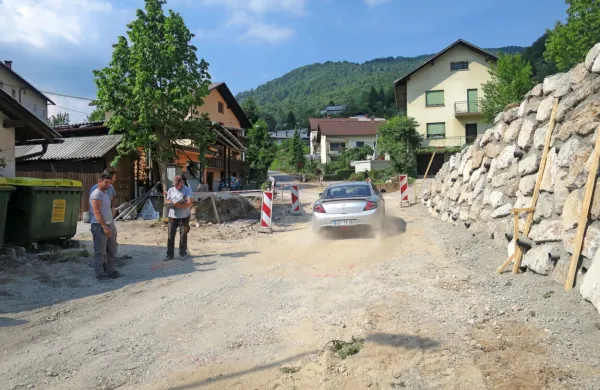 Čeprav bodo večino obnove Triglavske ulice in naprej ceste proti 
Dolam opravili ob prometu, bodo občasne popolne zapore ceste 
do septembra nujne.