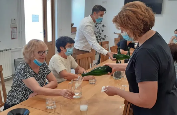 Ob degustaciji jabolčne penine, ki so jo izdelali v Vinakras, je marsikdo spoznal novo uporabo jabolk.