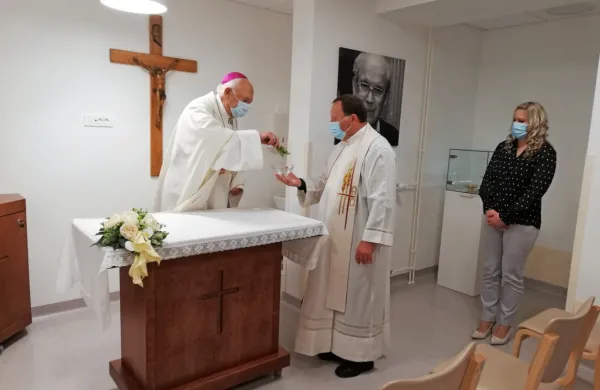 Kapelo  je v spremstvu župnika Stanka Fajdige in direktorice 
Jasmine Tomažič blagoslovil koprski škof msgr. Jurij Bizjak.