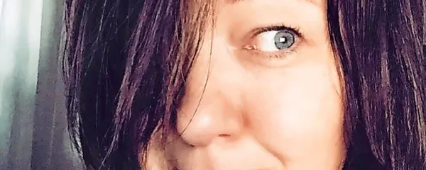 Nataša Gregorič Nabhas  je predvsem slikarka, ki kakor vsi 
umetniki živi v posebnem svetu.