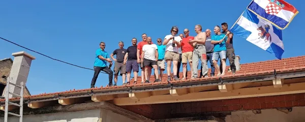 Na novi strehi v potresu na Hrvaškem poškodovane hiše je skupina dolgoletnih prijateljev in humanitarcev proslavila zaključek že 25. uspešno izpeljane dobrodelne akcije Streha nad glavo.  