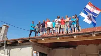 Na novi strehi v potresu na Hrvaškem poškodovane hiše je skupina dolgoletnih prijateljev in humanitarcev proslavila zaključek že 25. uspešno izpeljane dobrodelne akcije Streha nad glavo.  
