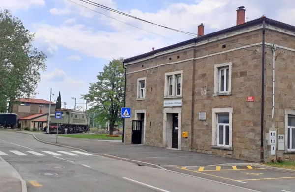V parku ob stavbi železniške postaje se nahaja  vodni stolp, ki je nekoč skrbel za napajanje parnih 
lokomotiv.