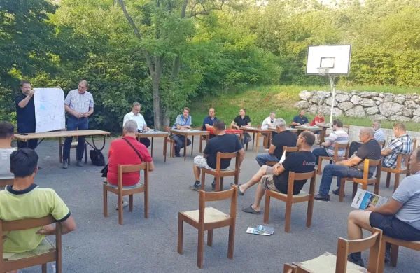 V Gabrovici so krajani izvedeli, da nobena hiša v KS Črni Kal ne sodi 
v območje monitoringa, ker so vsi objekti zunaj 100-metrskega 
vplivnega območja. Foto: Tomaž Primožic/FPA