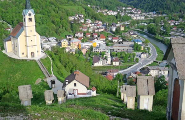 Po krajši polemiki so se odločili, da bo slavnostna seja pred in  
koncert Marka Hatlaka v cerkvi.