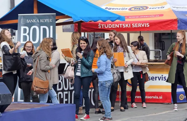 Študij je čas, ko se mladi odlepijo od družine in se v svojih krogih 
socialno in profesionalno izoblikujejo. Te možnosti letos niso 
imeli. Prizor na sliki je  iz časov pred epidemijo.   