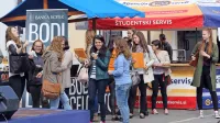 Študij je čas, ko se mladi odlepijo od družine in se v svojih krogih 
socialno in profesionalno izoblikujejo. Te možnosti letos niso 
imeli. Prizor na sliki je  iz časov pred epidemijo.   
